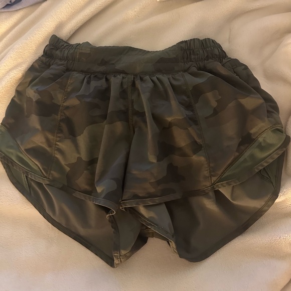 Size 2 lululemon hotty hot shorts - Picture 1 of 2
